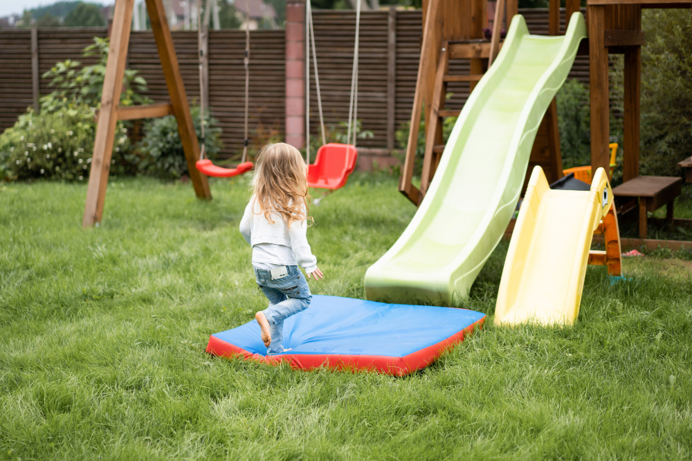 Jak stworzyć bezpieczny plac zabaw dla dziecka w ogrodzie?